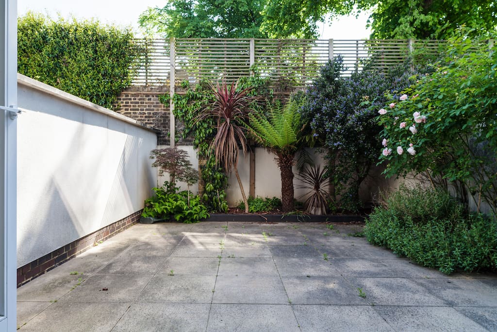 Enjoy the rarity of having 2 gardens in this part of London!