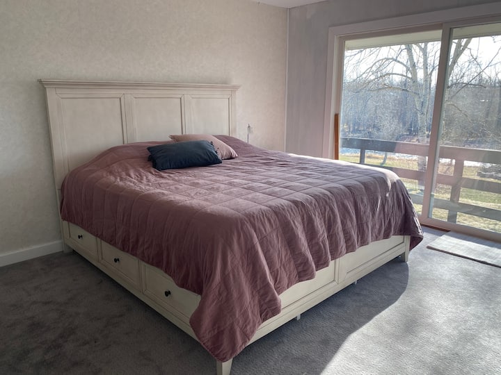 Отворете плъзгащата се стъклена врата и оставете звуците на реката да ви потапят в сън.