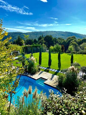 Unique & Fascinating Villa With Magnificent Garden gallery image 2