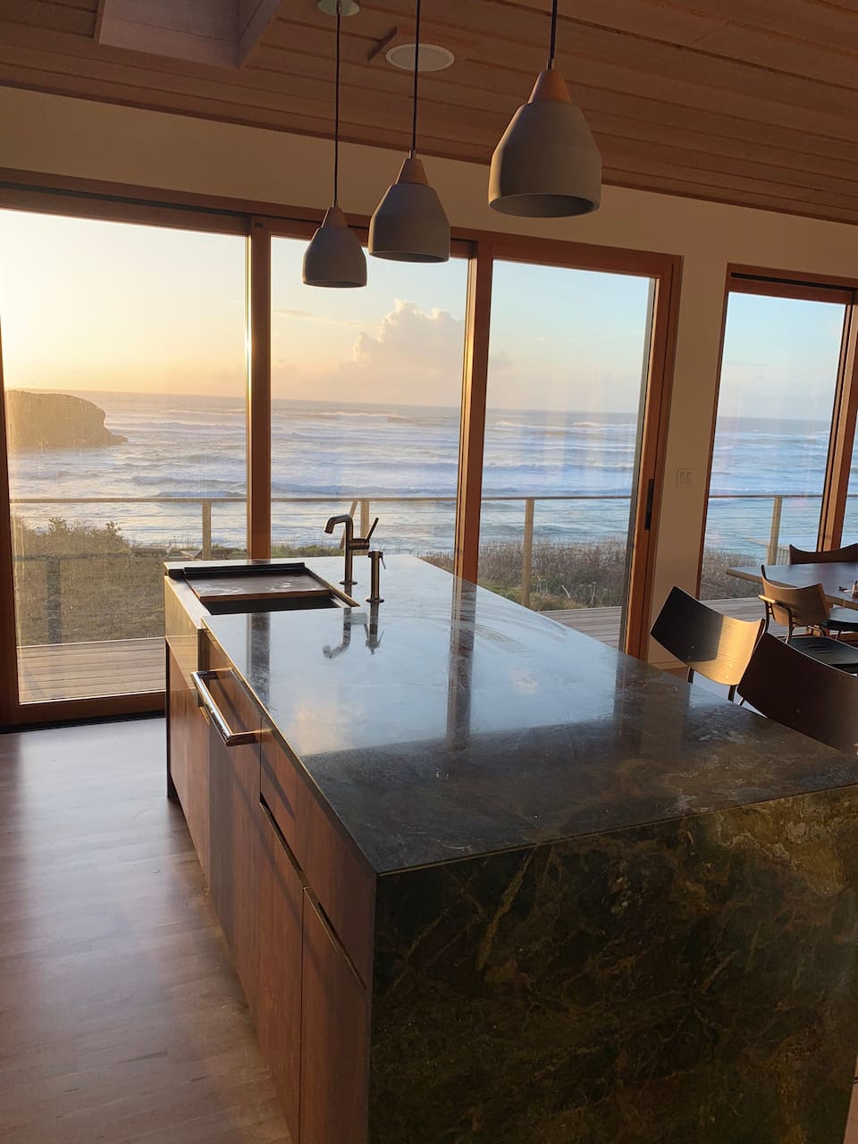 A Kundig-inspired glass house on Falcon Cove, Arch Cape, Oregon, United States, photo 7 of 10