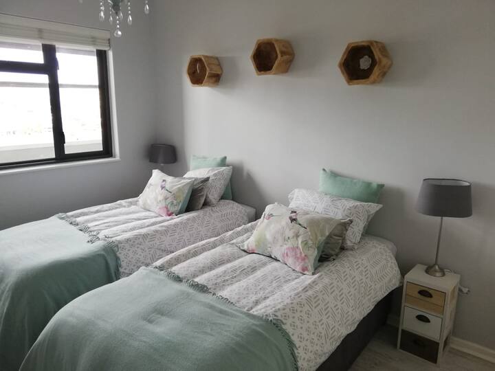 2nd bedroom with 2 x single beds