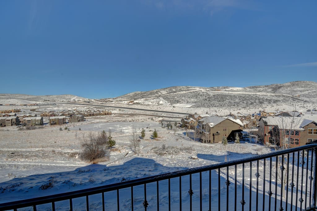Main Level Balcony w/BBQ (winter)