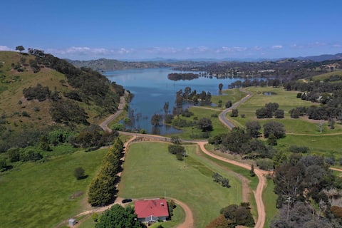 ‘The Lake House’ Peaceful Hideaway on 10 Acres