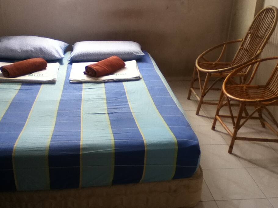 1 queen bed setting.