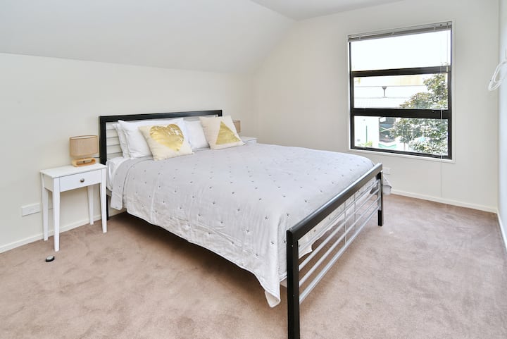 Spálňa 3 na poschodí zahŕňa pohodlnú manželskú posteľ Queen