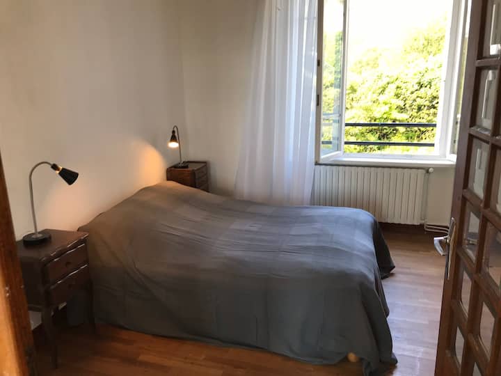 Dormitorio 3 - una cama de matrimonio - vista al jardín - 1er piso - baño en suite. Habitación comunicada con la habitación 2