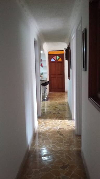 Acceso a la puerta principal del apartamento alcobas familiares y baño familiar.