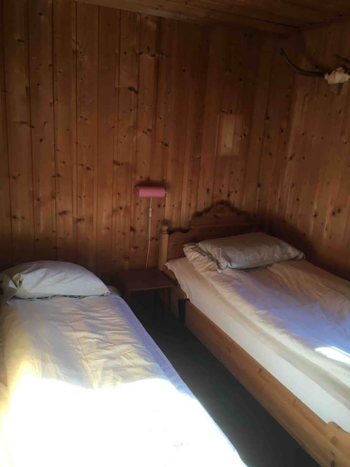 Dormitorio con dos camas individuales