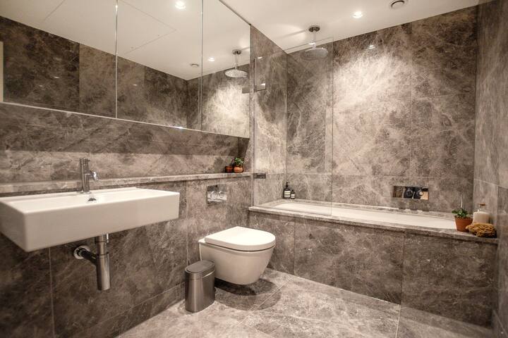 Sleek & Modern Duplex Apartment in Bloomsbury gallery image 5