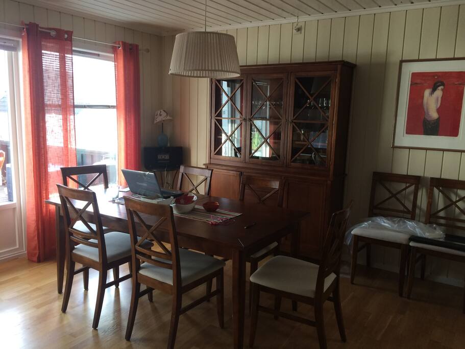 Spisestuen med utgang til veranda
