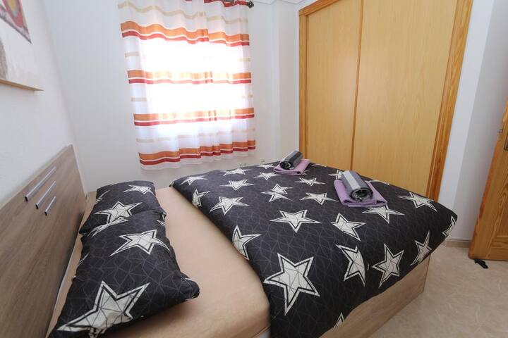 Gardërobë e bollshme në dhomën e gjumit dy