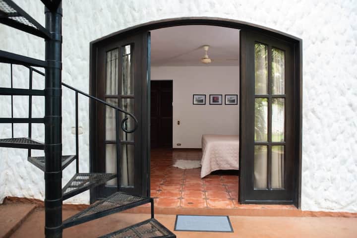 泳池前的4号单间公寓J