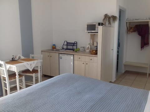 Popular Airbnb listing: Calderimi studio for 2 in Fira. in Περιφέρεια Νοτίου Αιγαίου