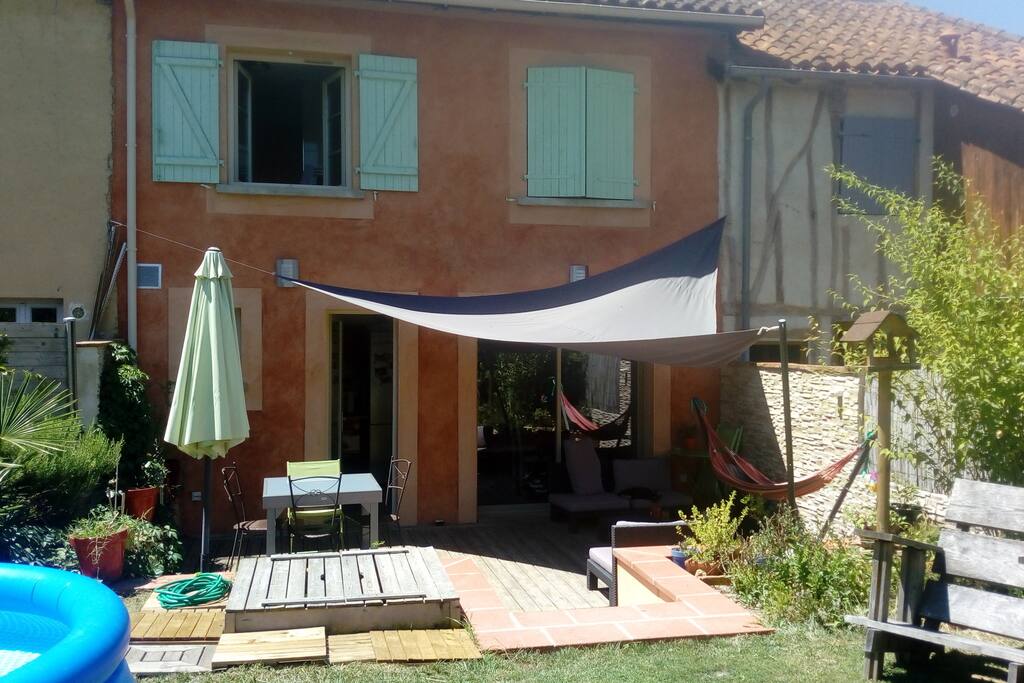 Terrasse avec salon de jardin et table 4-8 personnes