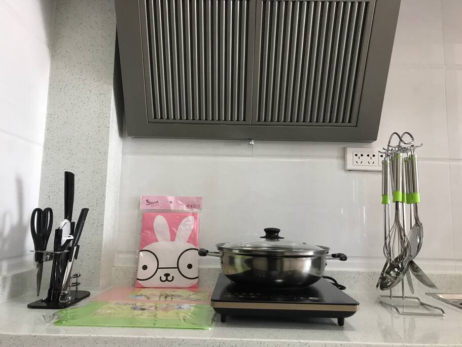 温馨的小厨房,满足您简单的饮食需求,老板阿莲更可以为您量身烹制物美价廉的海鲜大餐。