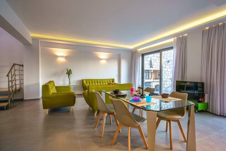 Beachfront Villa w/Pool & BBQ, 30m to amenities gallery image 4