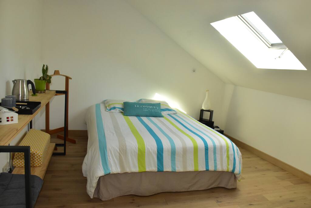 Chambre lumineuse tout confort pour une nuit calme et sereine