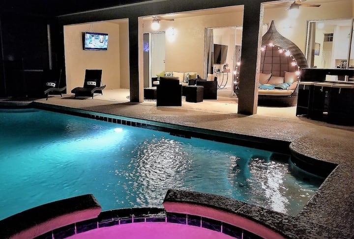 Waterfront-huge Pool-2.7 Miles To Disney, W/ 4 Masters Suites, Arcades, Theater! - Florida