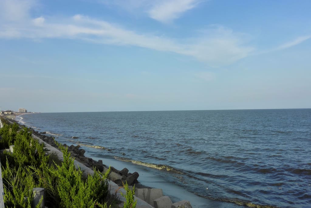 小区隔一条路就是大海,500米外是白浪湾浴场