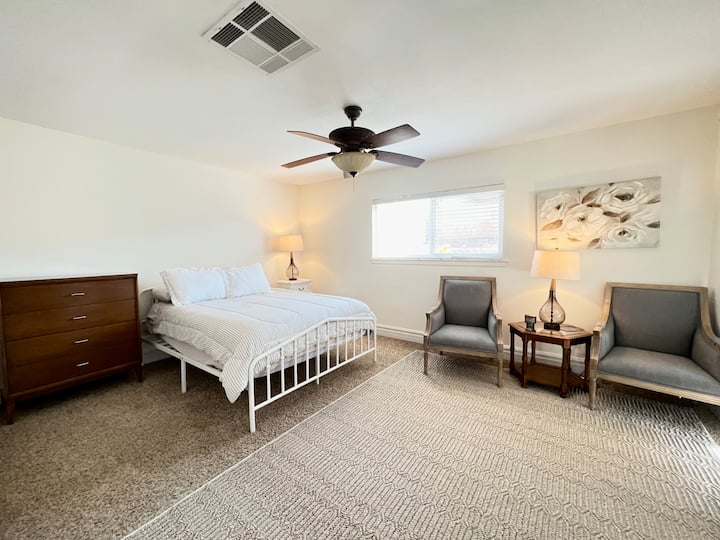 Dormitorio principal con baño privado