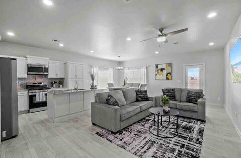 Paseo Haven- 4 bdrm sanctuary