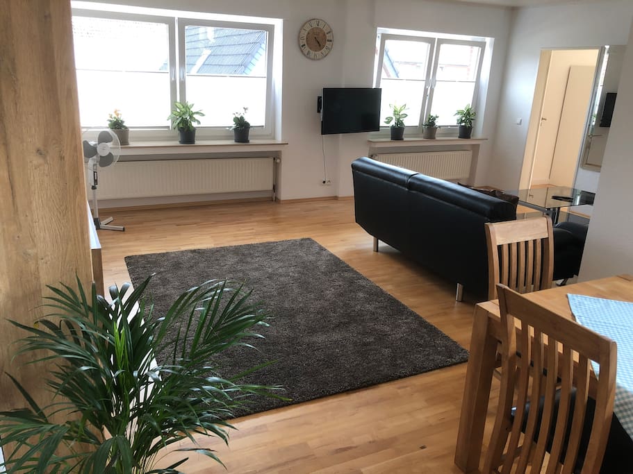 Großes Wohn-/Esszimmer mit Echtholzparkett