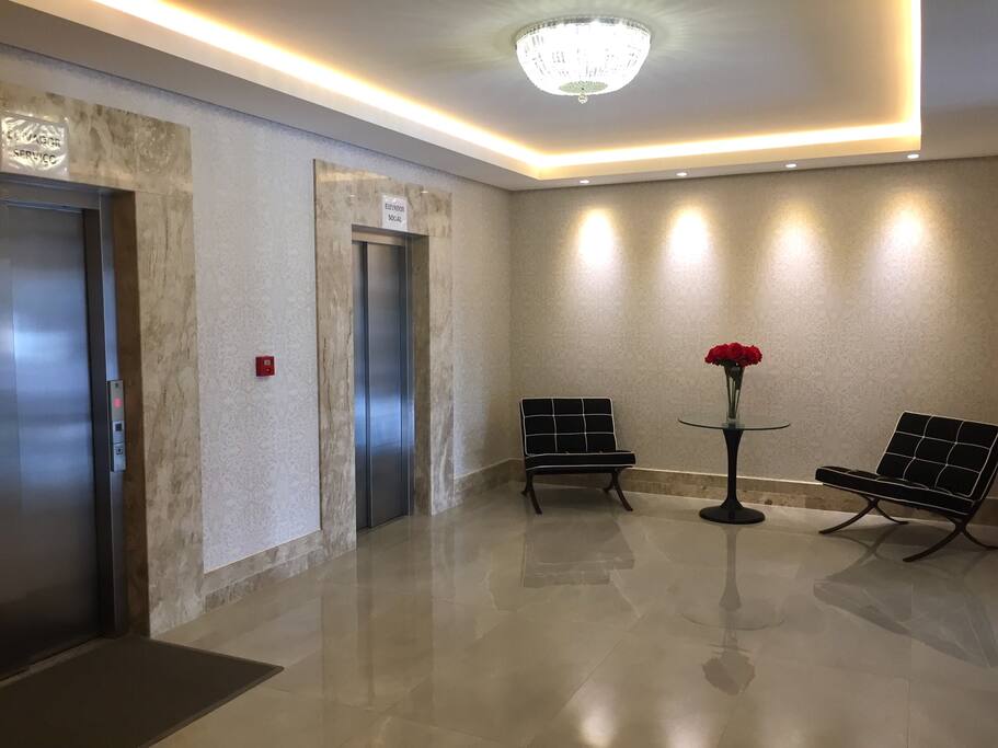Hall de entrada com elevadores social e serviço