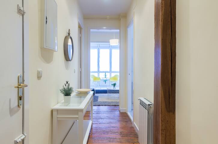 WONDERFUL OUTWARD-FACING FLAT IN THE TOWN CENTER! gallery image 2