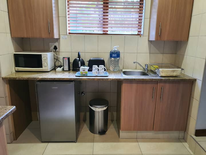 Bell Studio Apartment-free Wifi & Private Parking - Krugersdorp