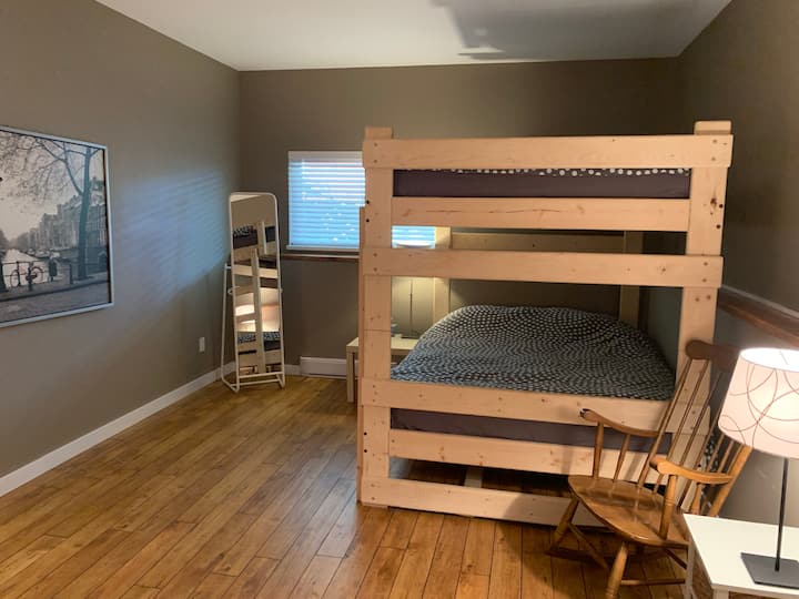 一楼卧室配有标准双人床，配备标准双层床