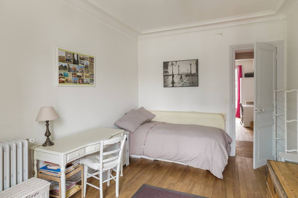 C'est cette chambre qui est à louer/ It's this bedroom i rent