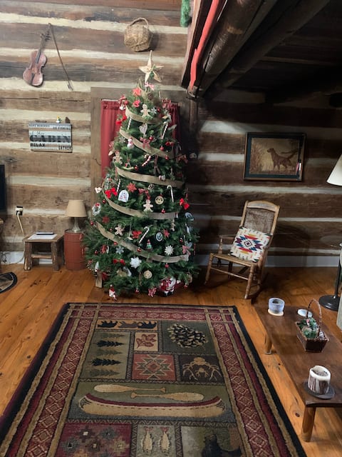 Top Airbnb: Log Cabin Escape in South Middle Tennessee Rural