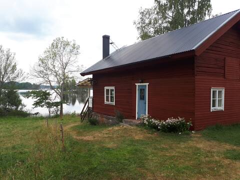 Idyllic and quiet accommodation by the fishing lake.