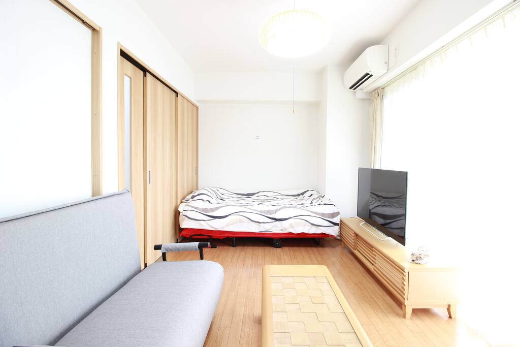 【Living room】A single bed, a single sofa bed, a tv and a coffee table