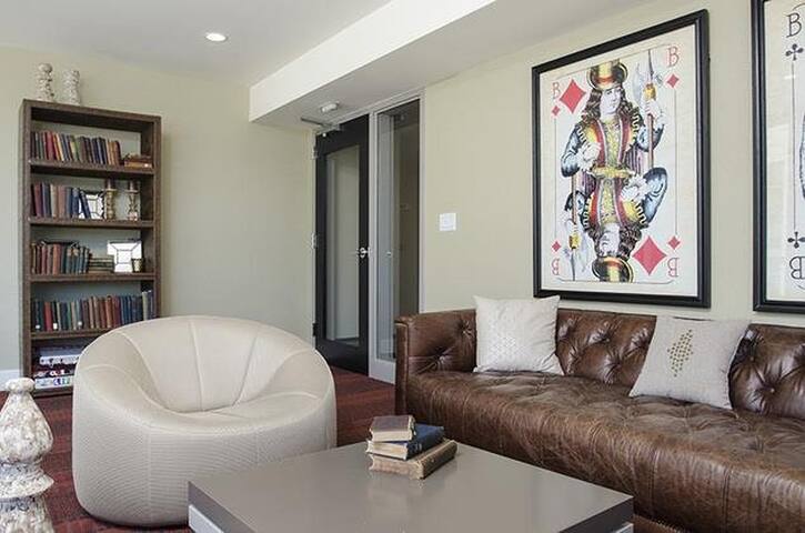 Resort Style Luxury Apartment – Amazing Location! gallery image 3