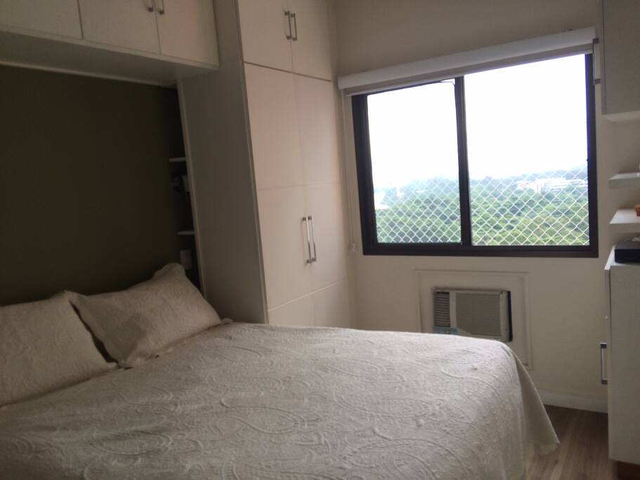 Quarto casal aconchegante com linda vista