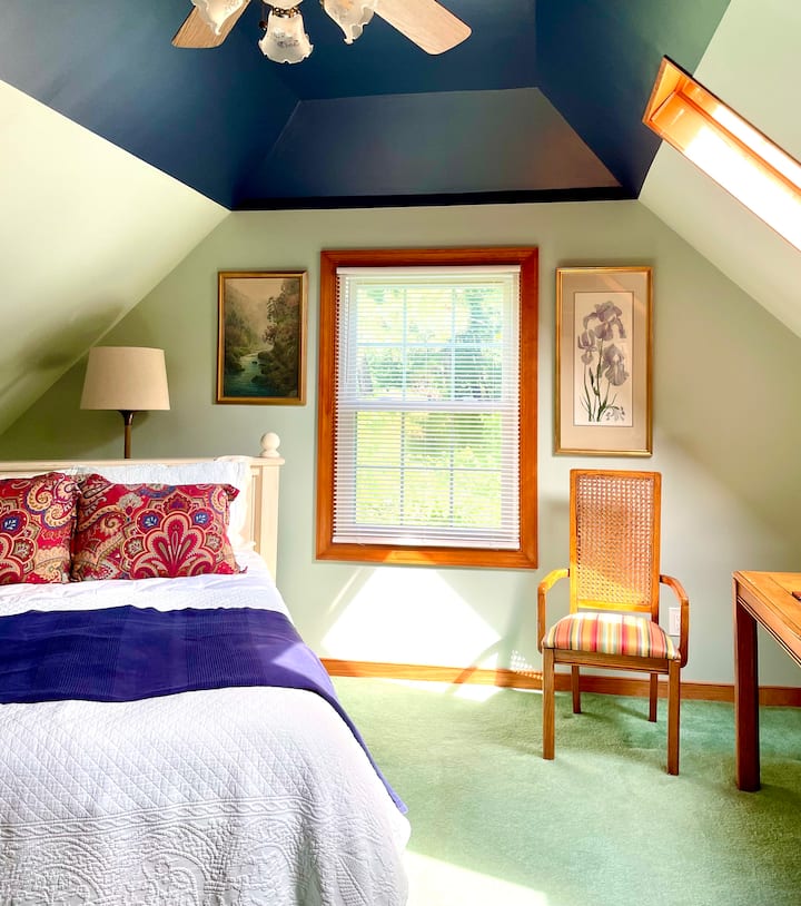 Le confortable. Littéralement. Une chambre qui vous endorme la nuit. Le bleu signifie la force, le cool, la sérénité calme, le repos, la confiance. Une particularité : un grand bureau sous les lucarnes, par exemple, pour le travail à distance ou pour écrire un livre ou un dessin ?