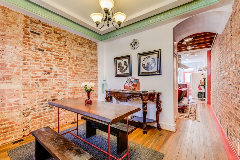 The foyer of the rowhouse features a dining table for 6 along with a large array of maps, brochures and useful guides/information for your stay in Washington, DC.