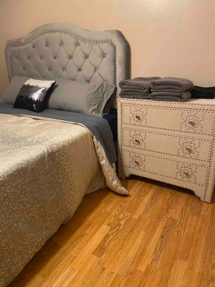 Komoda i ručnici u spavaćoj sobi br. 2