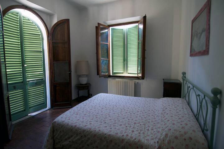Dormitorio principal con balcón con vistas al spa