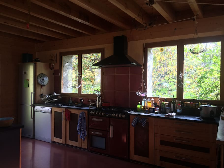 Une cuisine moderne et pratique.