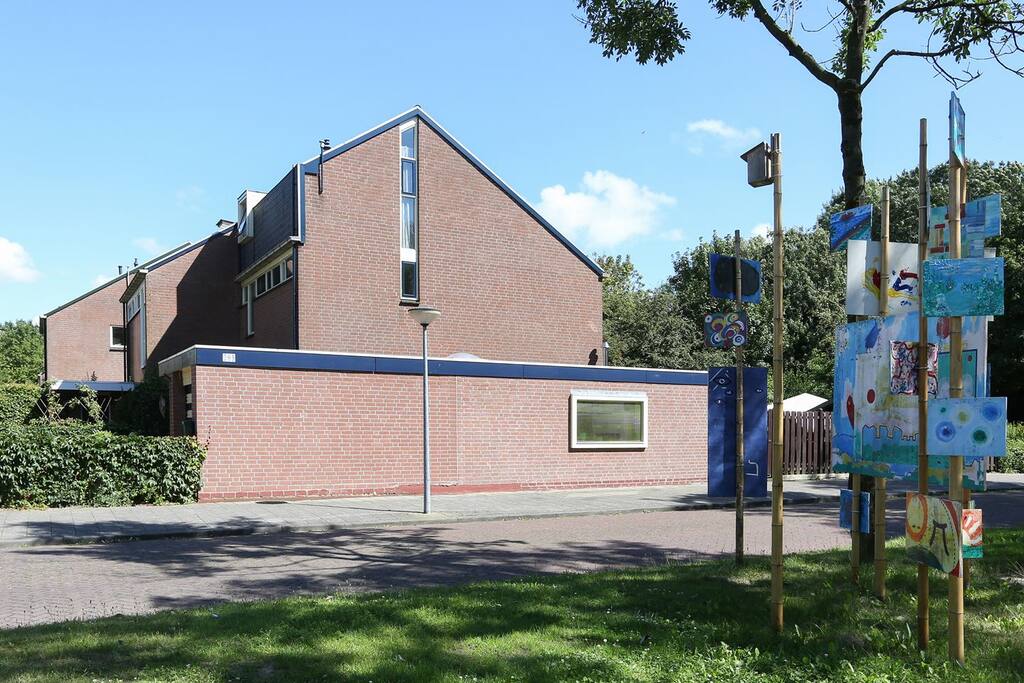 Het huis vanaf de zijkant gezien.