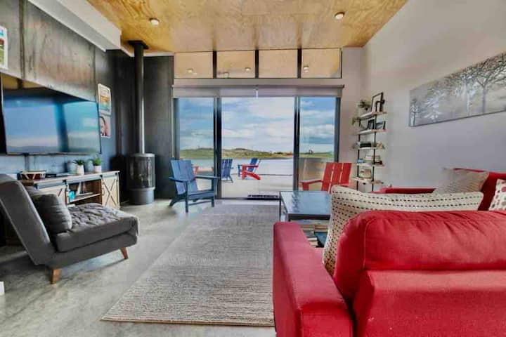 סלון עם נוף לאגם