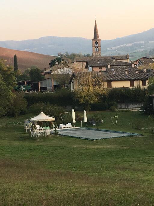 La vista dalla collina, con il paese sul retro