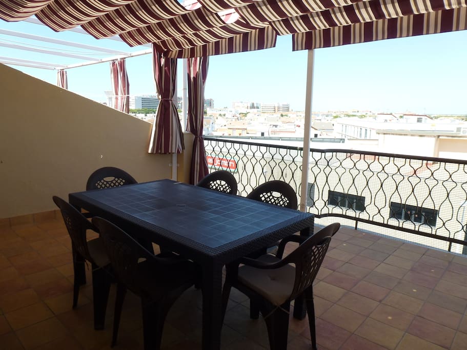 terraza muy cómoda y amplia.