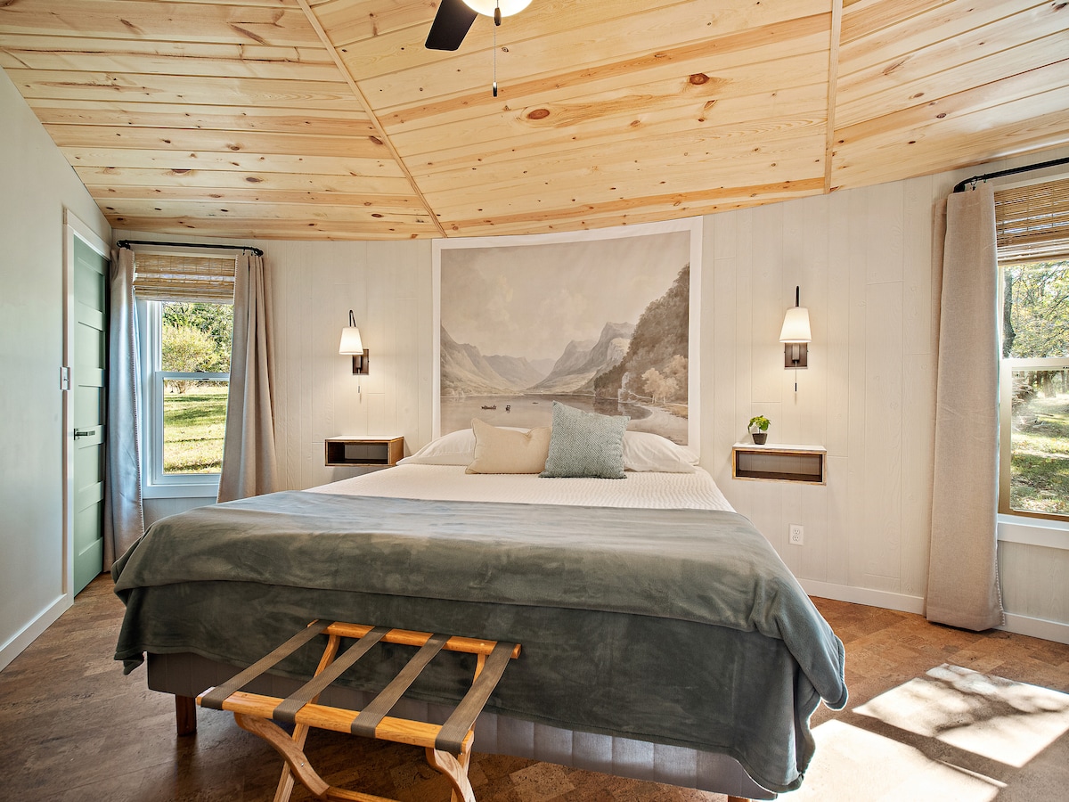 Our largest bedroom boasts a comfy King Bed.  

" I don't think I have ever stayed at an Airbnb where the bed has felt so comfortable! Greg and Katie, it's obvious you have put your hearts into 'See You Round'! Well done!!!"