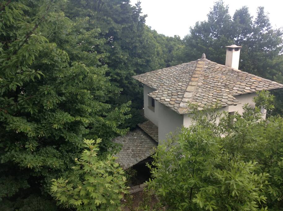"Apiliotis" has been built with respect to local tradition, with natural stones from Mount Pelion and wood