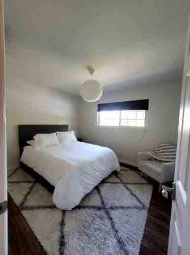 Kitanda cha ukubwa wa malkia. 