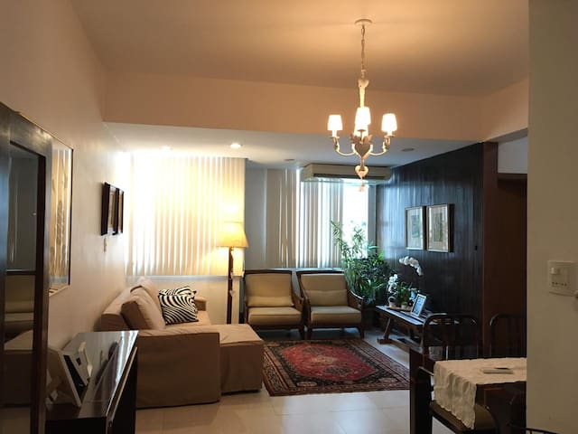 Copacabana: Flat 1 block from beach