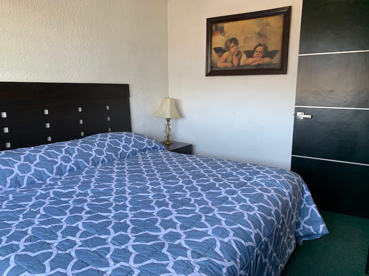 ห้องอัตโนมัติ 2 พร้อม Echo Dot (Alexa) พร้อมเตียงคิงไซส์ตู้เสื้อผ้าขนาดใหญ่และเคเบิลทีวี